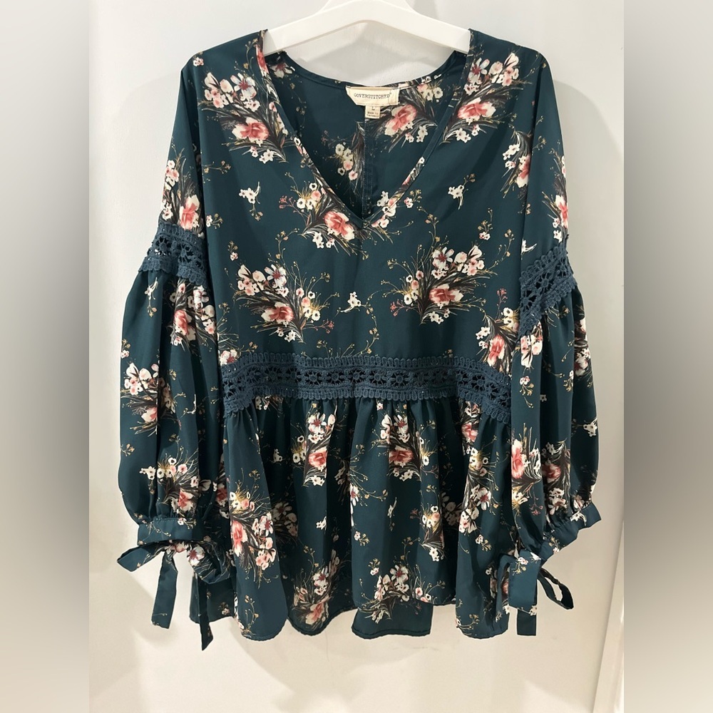 Coverstitched Crochet-Trim Floral V-Neck Blouse in Teal, size Large